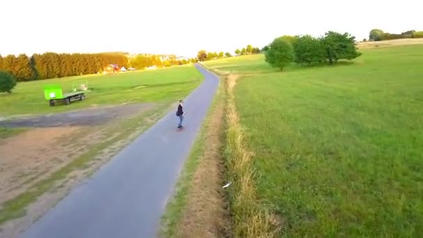 Молодой Человек Костюме Катается Скейтборде Проселочной Дороге Возле Ферм Германии — стоковое видео