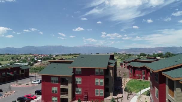 Fliegende Wohnung Zum Blick Auf Die Berge Des Pikes Peak — Stockvideo