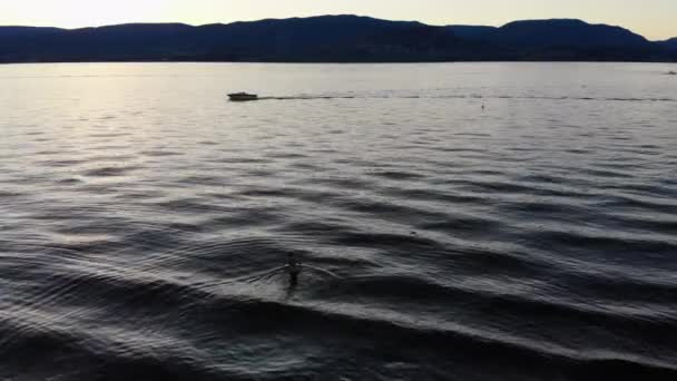 인간의 Lake Sunset Motor Boat — 비디오