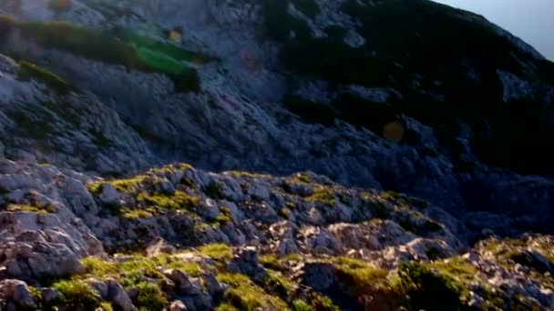 Avusturya Bir Dağın Tepesinde Çekim Yaparken Yürüyüşçüler Aşağı Iniyor — Stok video