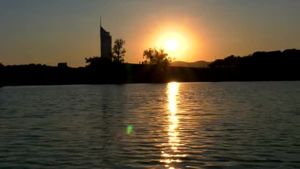 Západ slunce u jezera ve Vídni se Shilouette of Millennium Tower