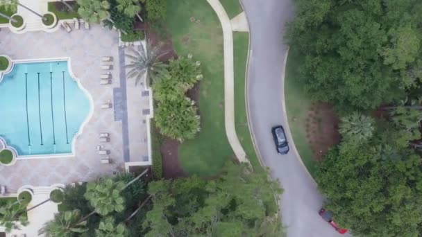 Este Tiro Começa Com Carros Dirigindo Através Uma Rotunda Mas — Vídeo de Stock