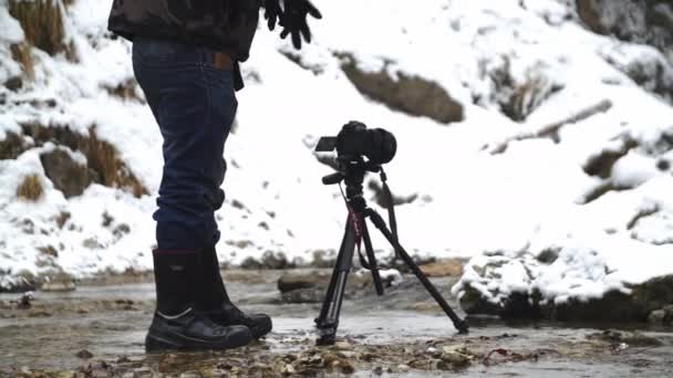 Fényképész Lefagyasztott Patakban Fotózik Tél Közelről — Stock videók