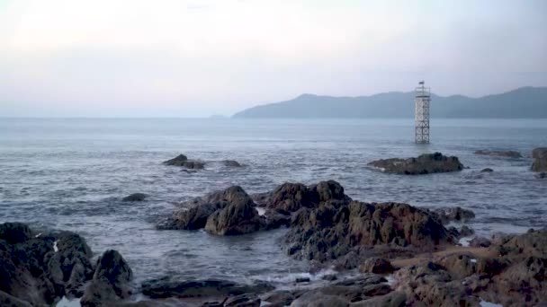 Oceánské Vlny Tekoucí Přes Skály Během Východu Slunce Rybářskou Lodí — Stock video