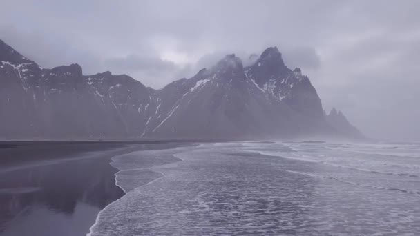 Filmik Drona Humorzastej Atmosferze Stokksnes Vestrahorn Islandii Niskie Chmury Wiszą — Wideo stockowe