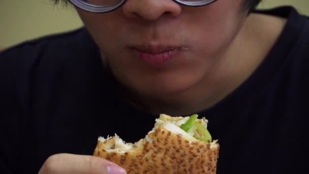 Adolescente Comiendo Sándwich Metro — Vídeos de Stock