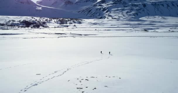 Antenne Van Kinderen Die Rennen Vallen Sneeuw Ijsland Drone Flying — Stockvideo