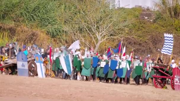 中世の兵士たちは毎年恒例の祭りの間に中世の戦いの再建 戦いに入る — ストック動画