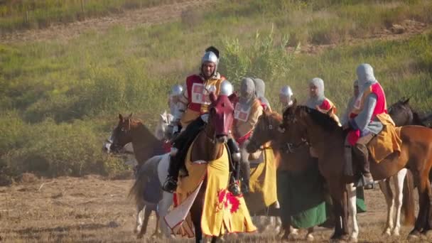 Cavaleiros Medievais Espanhóis Preparando Para Batalha Reconstrução Batalhas Medievais Durante — Vídeo de Stock