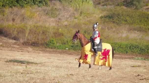 Spanischer Mittelalterlicher Ritter Bereitet Sich Auf Die Schlacht Vor Rekonstruktion — Stockvideo