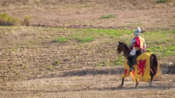 Spanischer Mittelalterlicher Ritter Bereitet Sich Auf Die Schlacht Vor Rekonstruktion — Stockvideo