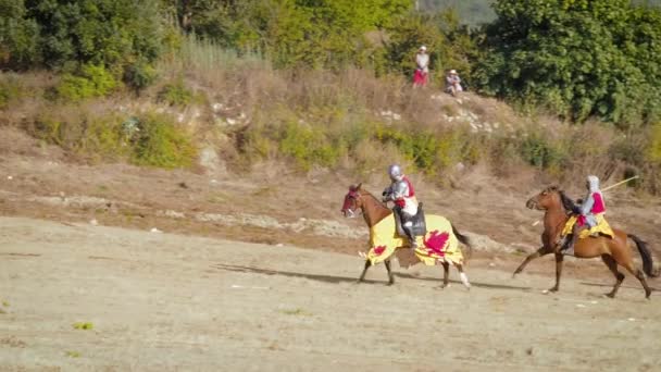 スペインの中世騎士がポルトガルの対戦相手を攻撃し 毎年恒例の祭りの間に中世の戦いの再建 — ストック動画
