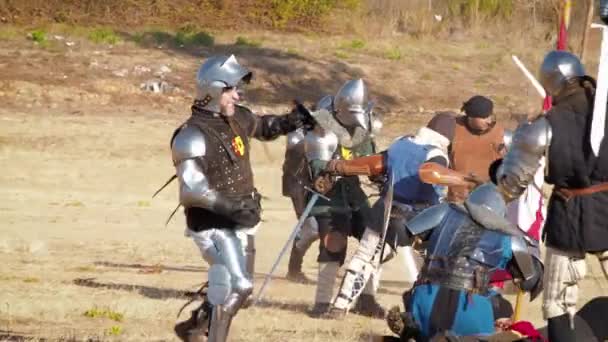 Cavaleiros Medievais Lutando Durante Batalha Reconstrução Batalhas Medievais Durante Festival — Vídeo de Stock