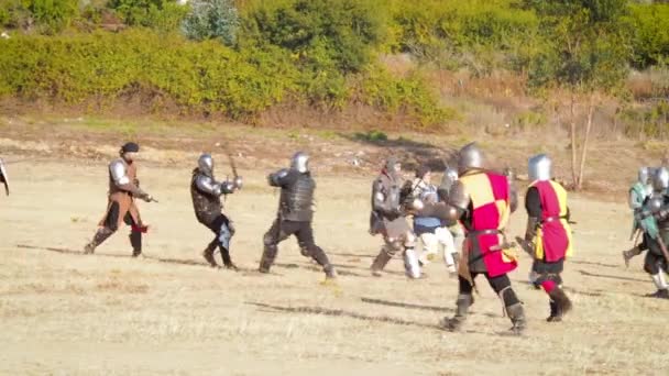 戦闘中の中世の騎士 毎年恒例の祭り中の中世の戦いの再建 — ストック動画