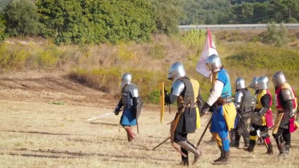 Spaanse Middeleeuwse Ridders Vallen Aan Vloer Reconstructie Van Middeleeuwse Gevechten — Stockvideo