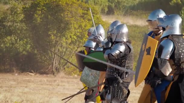 Cavaleiros Medievais Preparando Para Luta Reconstrução Batalhas Medievais Durante Festival — Vídeo de Stock