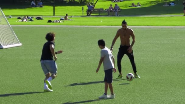 Dunkle Und Kaukasische Brasilianische Jungen Üben Gemeinsam Fußball Einem Park — Stockvideo