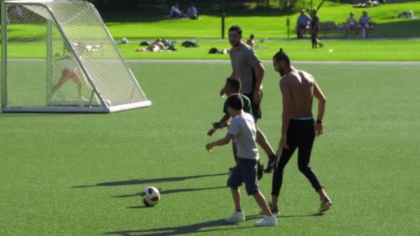 Ciemno Kaukascy Brazylijscy Chłopcy Trenujący Piłkę Nożną Razem Parku Slow — Wideo stockowe