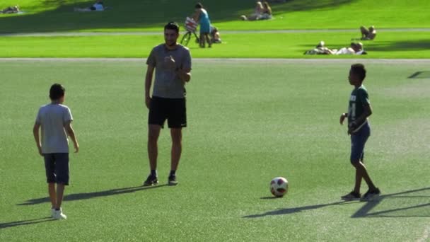 Ciemno Kaukascy Brazylijscy Chłopcy Trenujący Piłkę Nożną Razem Parku Slow — Wideo stockowe