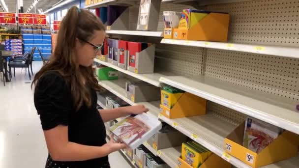 Chica Joven Compras Para Volver Los Útiles Escolares Tienda — Vídeos de Stock