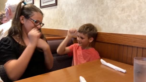 Kinderen Spelen Spelletjes Restaurant — Stockvideo