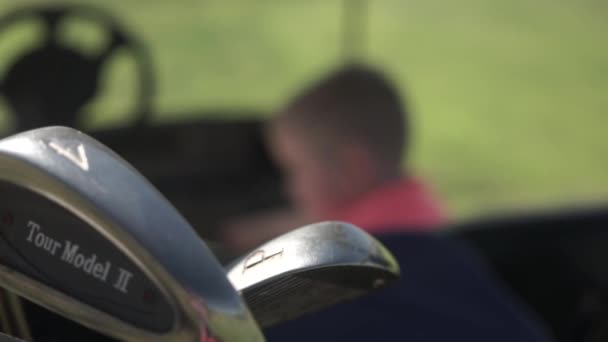 Rack Összpontosít Golf Klubok Fiatal Férfi Gyermek Golf Kocsi Ülés — Stock videók