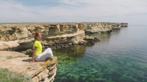 Woman Meditates Edge Rocky Cliff Black Sea Cape Tarkhankut — Stock Video