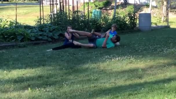 爸爸和孩子们在后院玩摔跤 — 图库视频影像