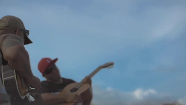 Este Clip Dos Personas Divirtiéndose Tocando Música Playa — Vídeo de stock