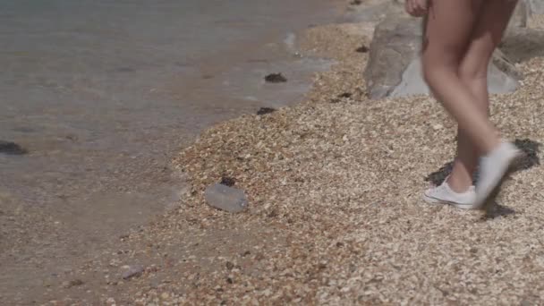 Mujer Joven Camina Largo Playa Recoge Botella Plástico Ungraded — Vídeos de Stock