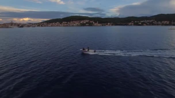 Ripresa Aerea Del Giro Barca Dal Lato Tramonto Sul Mare — Video Stock