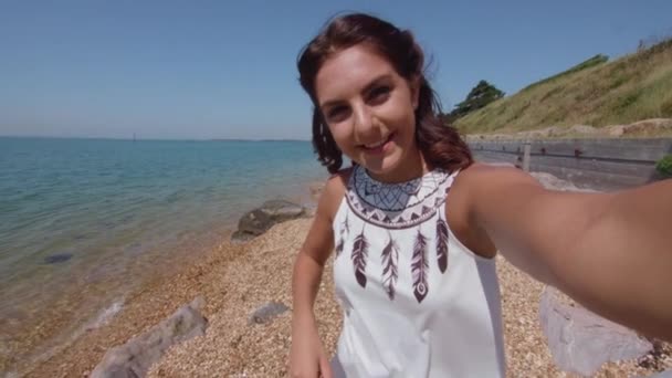 Pov Girato Giovane Donna Video Challing Amico Spiaggia Rallentatore — Video Stock