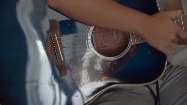 Menino Tocando Guitarra Seu Tempo Livre — Vídeo de Stock
