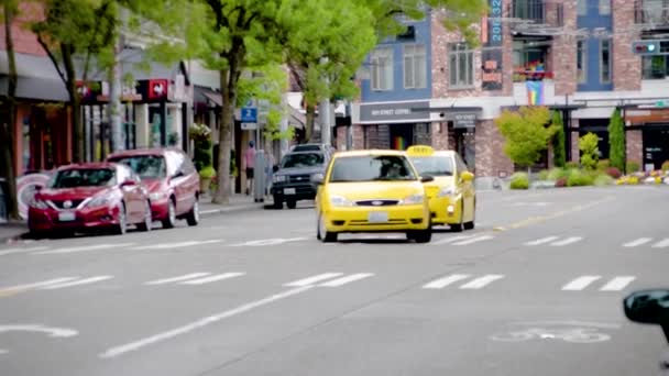 Två Taxibilar Svänger Vänster Gata Seattle — Stockvideo