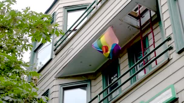 Rainbow Λοατ Σημαία Κυματίζει Στον Άνεμο Που Συνδέεται Μπαλκόνι Ενός — Αρχείο Βίντεο