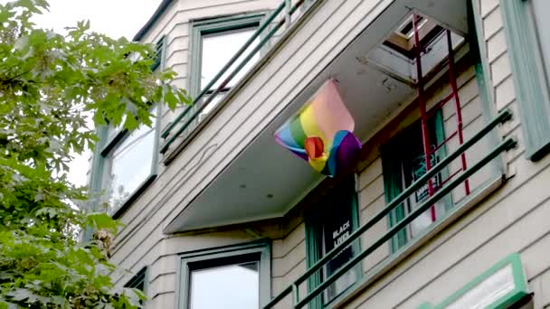 Drapeau Lgbt Arc Ciel Agitant Vent Attaché Balcon Une Maison — Video