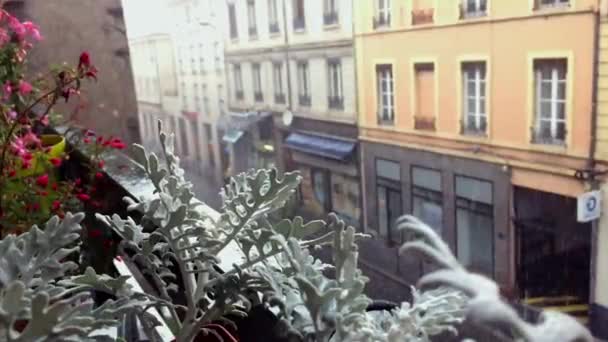 Opname Van Een Bloemrijk Balkon Tijdens Een Storm Stad Lyon — Stockvideo