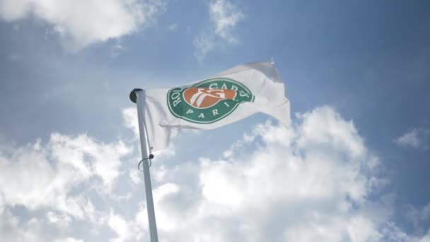 Zdjęcie Machającej Flagi Rolanda Garrosa Tle Błękitnego Nieba Został Nakręcony — Wideo stockowe