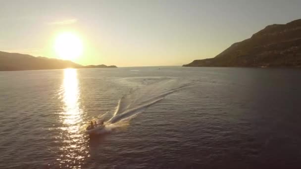 ヨットの海で日没に乗っている 休暇中の友人ボートに乗る — ストック動画