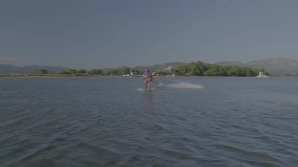 Zavřít Pomalý Pohyb Kiteboarding Trik Přes Kameru Mělké Vodě — Stock video