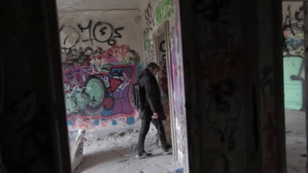 Marche Dans Une Maison Abandonnée — Video