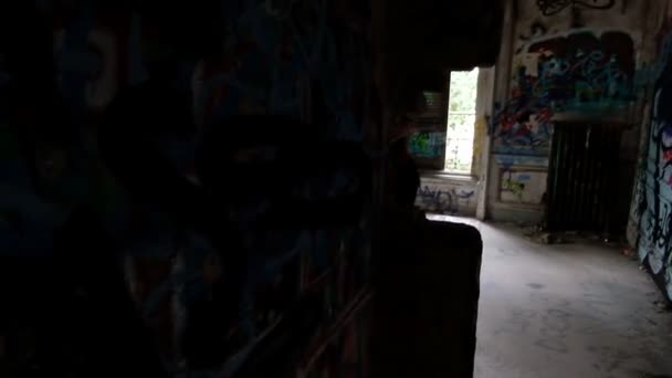 Marche Dans Endroit Abandonné — Video