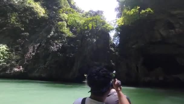 Kayak Fuori Una Grotta Con Alberi — Video Stock