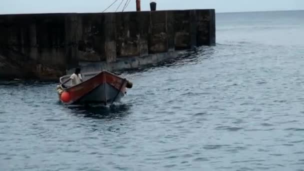 Egy Kis Hajó Amit Egy Férfi Kormányoz Aki Egy Móló — Stock videók