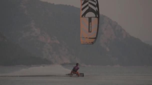 Kiteboarding Sur Mer Coucher Soleil Promenade Rapide Sur Eau Plate — Video