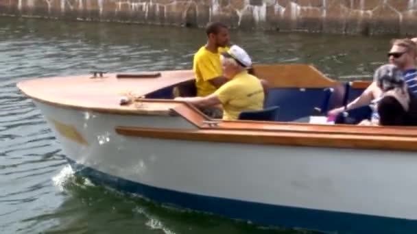 Grande Grupo Turistas Desfrute Uma Tarde Passeio Barco Canal Malme — Vídeo de Stock