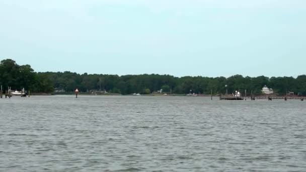 メリーランド州イーストンのボートから見た地元の入り江 — ストック動画