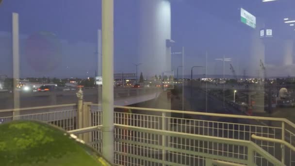カリフォルニア州オークランド空港周辺の高速道路でのパンニング輸送と車 — ストック動画