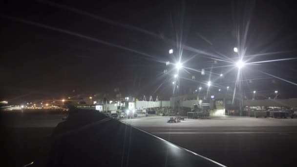 在奥克兰机场的飞机上 开始朝起飞跑道飞去 — 图库视频影像