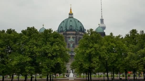 Catedral Berlim Canal Através Árvores Com Pan Para Canal — Vídeo de Stock